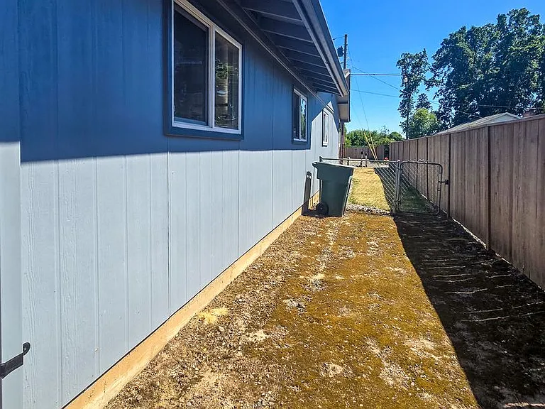 11613 Pacific Ct NE — Photo 17