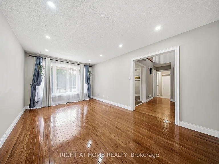 29 Sunforest Dr — Photo 12