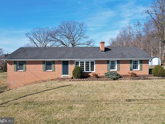 2nd image of 472 Honeysuckle Rd