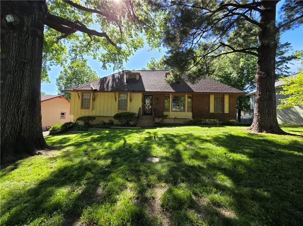 3908 S Woodbury St, Independence, MO 64055