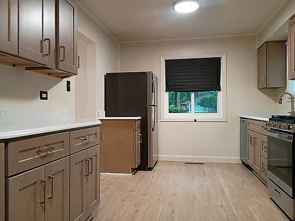 5th image of 1301 Balmoral Ave