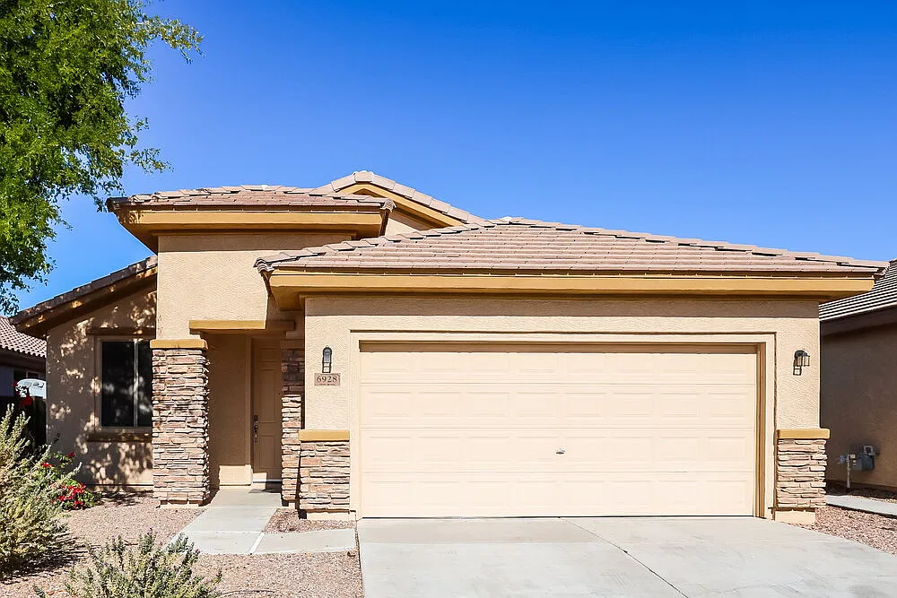 3 bed, 2.0 bath, 1640 sqft, $2,085 — Photo 1