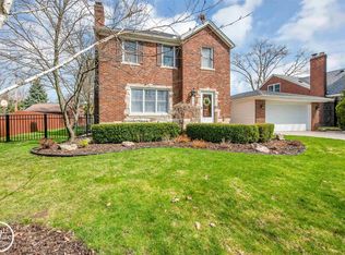 692 Hawthorne Rd, Grosse Pointe Woods, MI 48236