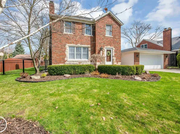 692 Hawthorne Rd, Grosse Pointe Woods, MI 48236