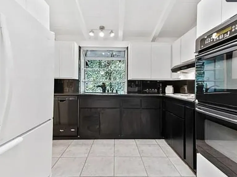 4363 Hayvenhurst Ave — Photo 32