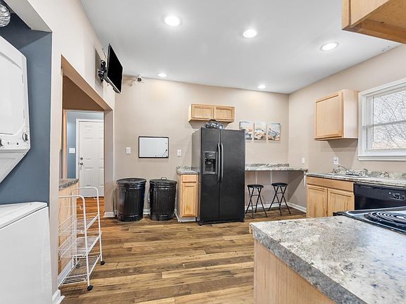 2nd image of 915 17th St