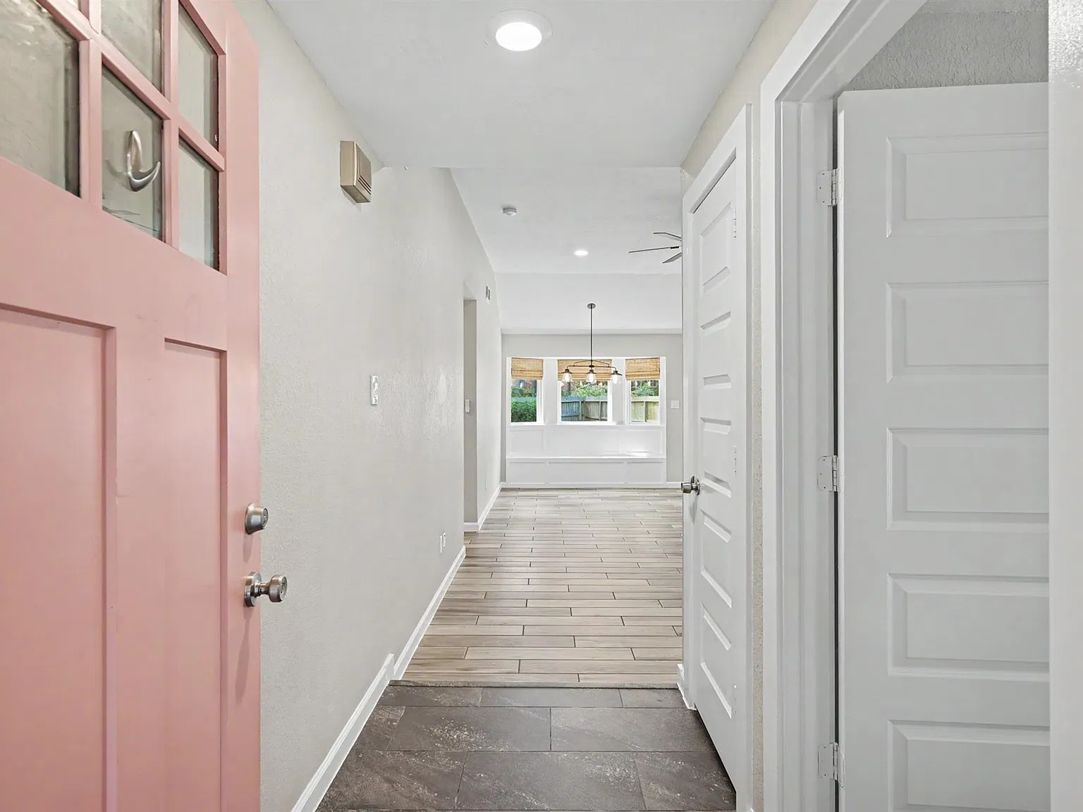 3 bed, 2.0 bath, 1287 sqft, $2,200 — Photo 2