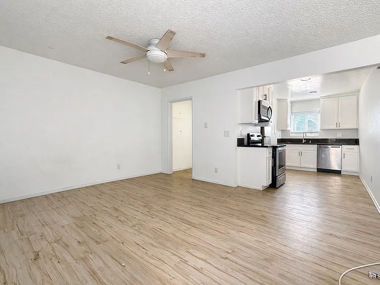 00-360 Lime Ave #313 — Photo 2