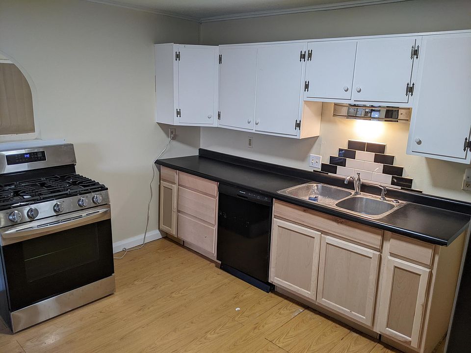 Large eat-in kitchen with new bass cabinets and new appliances