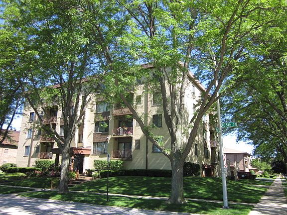 2nd image of 5800 W 105th St APT 1A