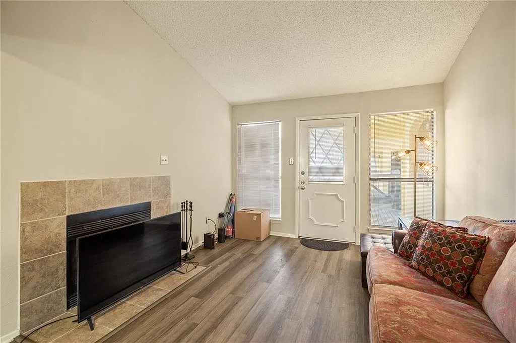 2 bed, 2.0 bath, 904 sqft, $2,100 — Photo 1