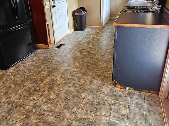 4th image of 660 Evergreen St