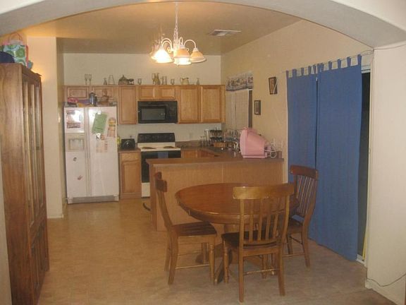 KITCHEN/EATING AREA