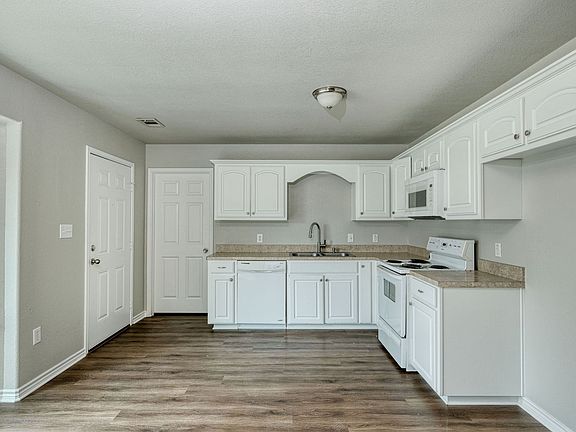 3rd image of 108 Castleberry Ct