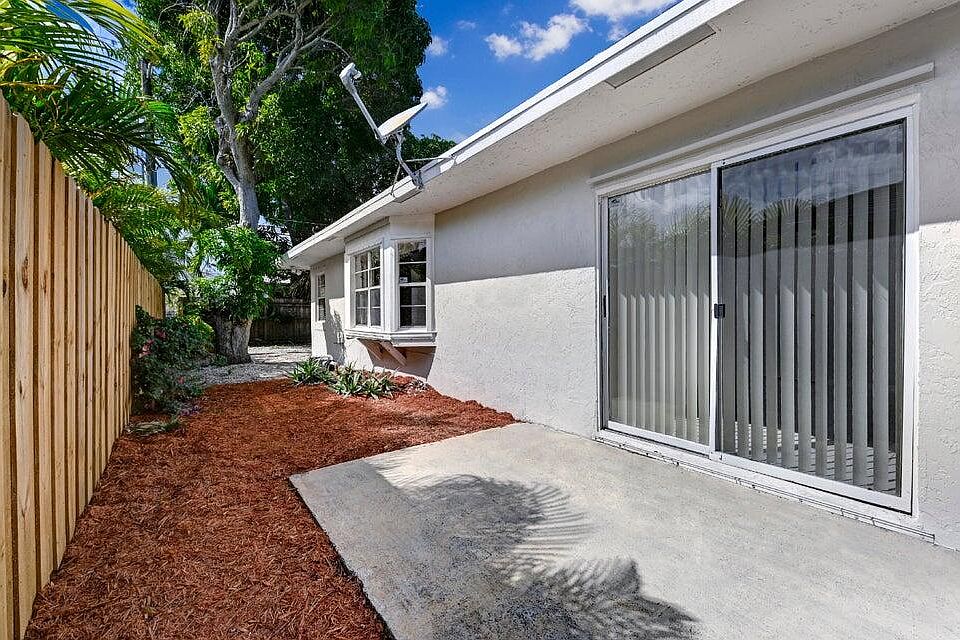 1st image of 900 NE 8th Ave #900