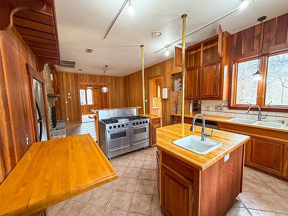 4th image of 322 Wild Wood Dr