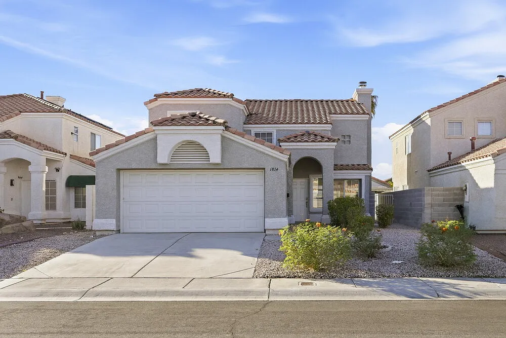3 bed, 2.5 bath, 1599 sqft, $2,305 — Photo 1