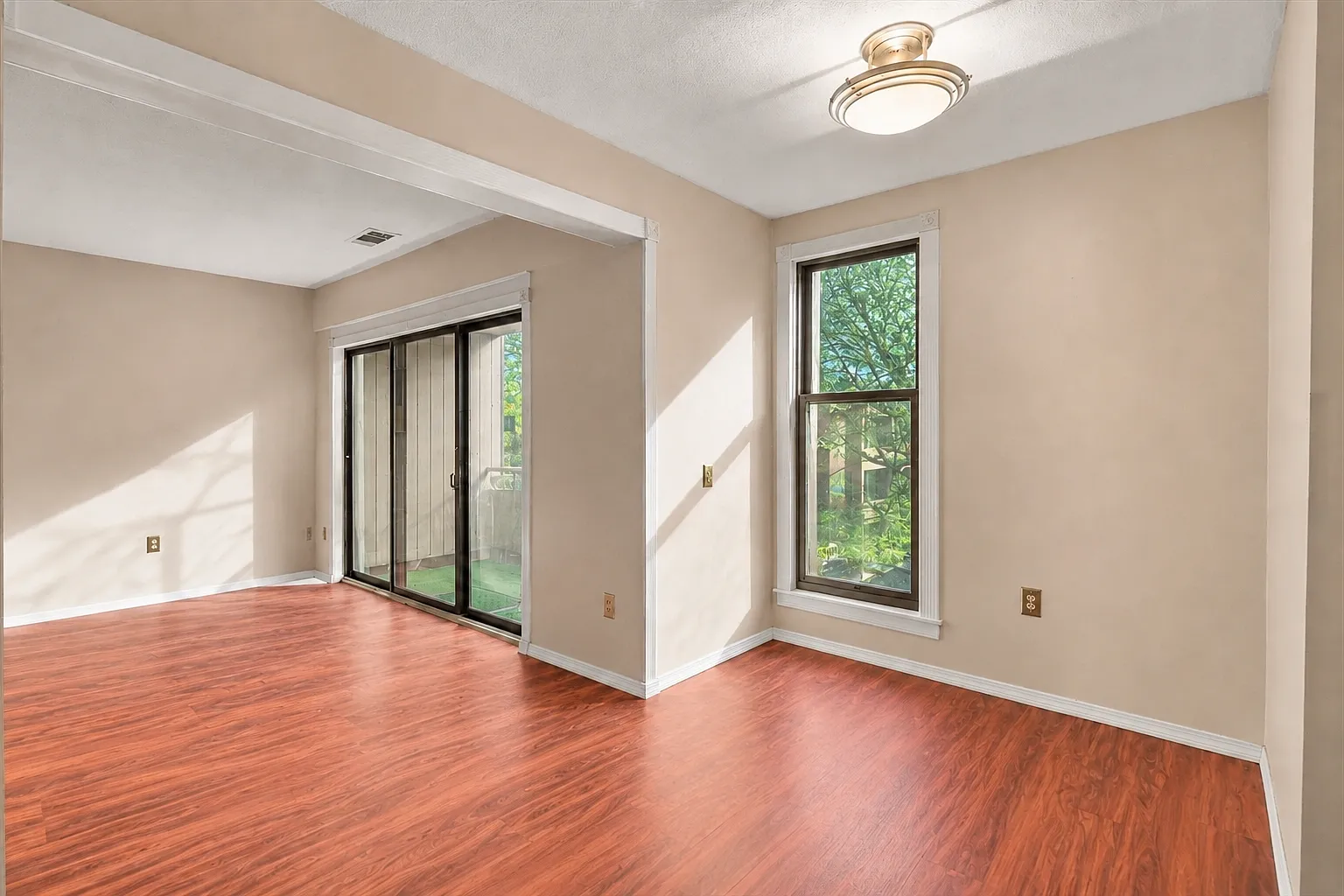 2 bed, 930 sqft, $2,050 — Photo 1