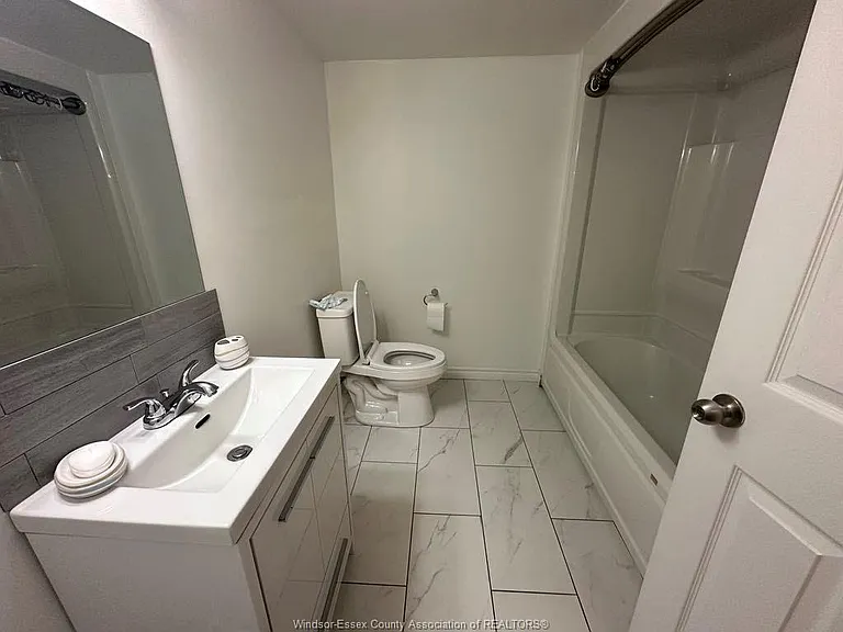 7929 Hawthorne Dr — Photo 46