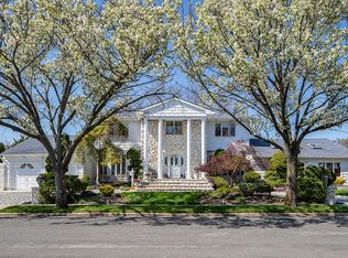 39 Williams Dr, Massapequa Park, NY 11762