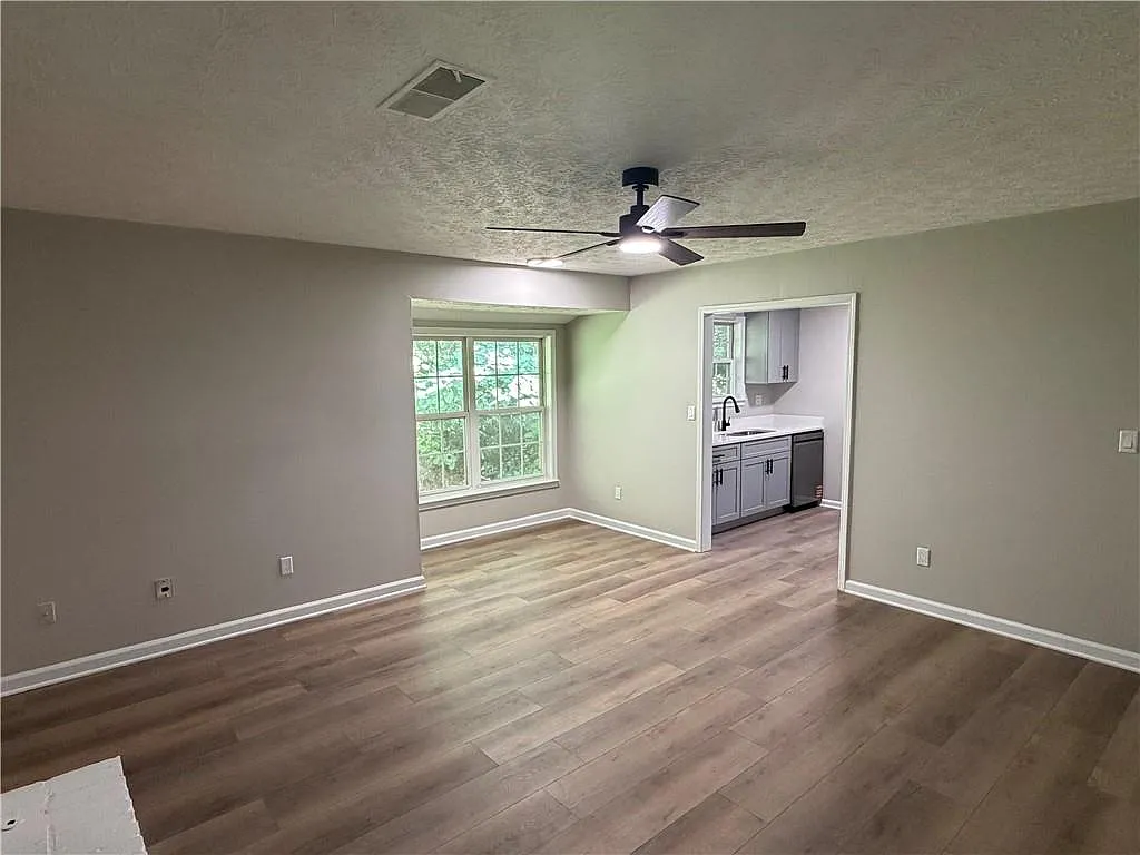 2 bed, 2.0 bath, 2160 sqft, $1,700 — Photo 4