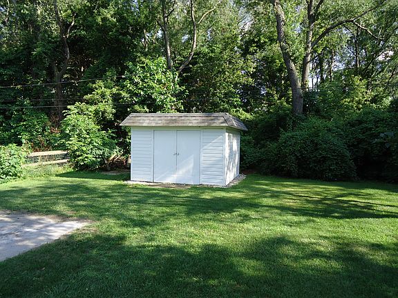 3rd image of 1443 Hampshire Dr