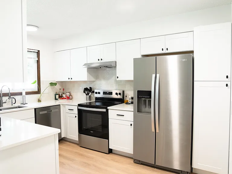 New whirlpool refrigerator w. ice maker