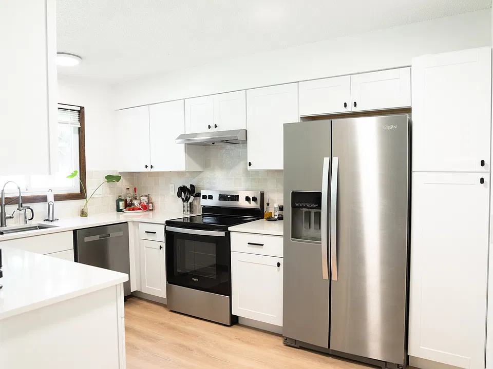 New whirlpool refrigerator w. ice maker