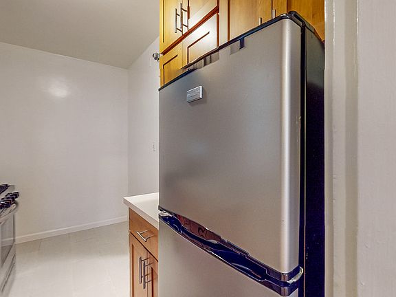 5th image of 2242 Polk St #303