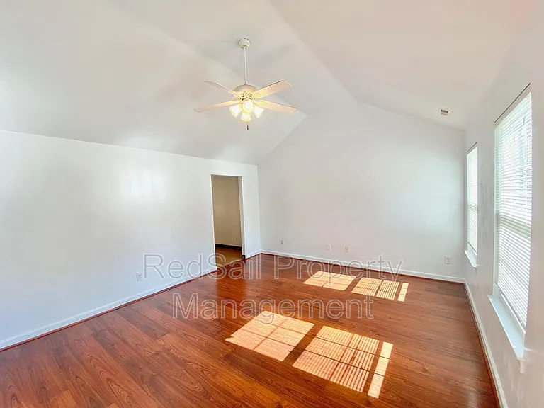 500 Windward Dr — Photo 2