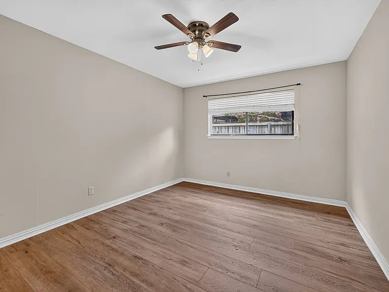 2305 Shady Creek Dr — Photo 15