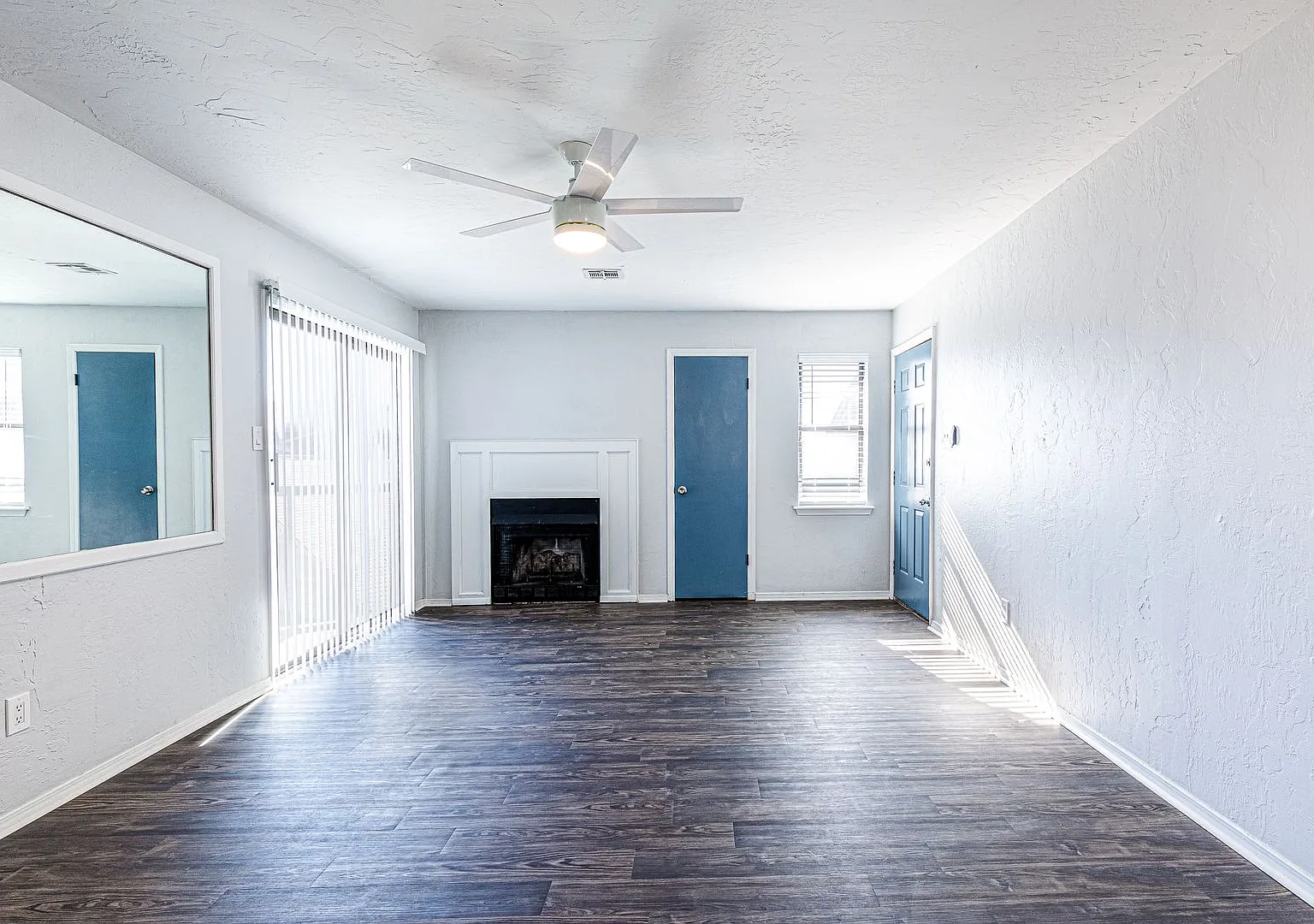 Beautifully Renovated 2bed/2bath Flat — Photo 4