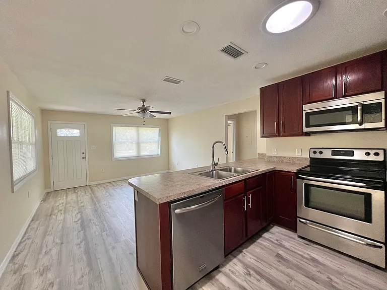 1430 W Rambla St — Photo 3