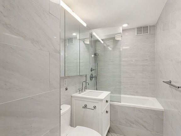 5th image of 305 E 86th St APT 2hw