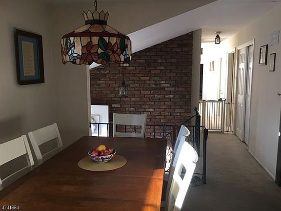 5th image of 11 White Swan Ln