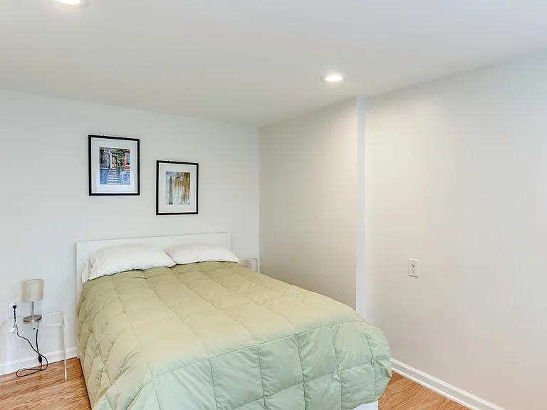 1010 C St SE — Photo 17