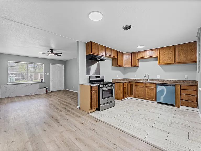 721 Champs St — Photo 2
