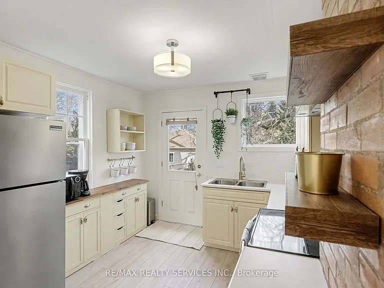 39 Fielden Ave — Photo 7