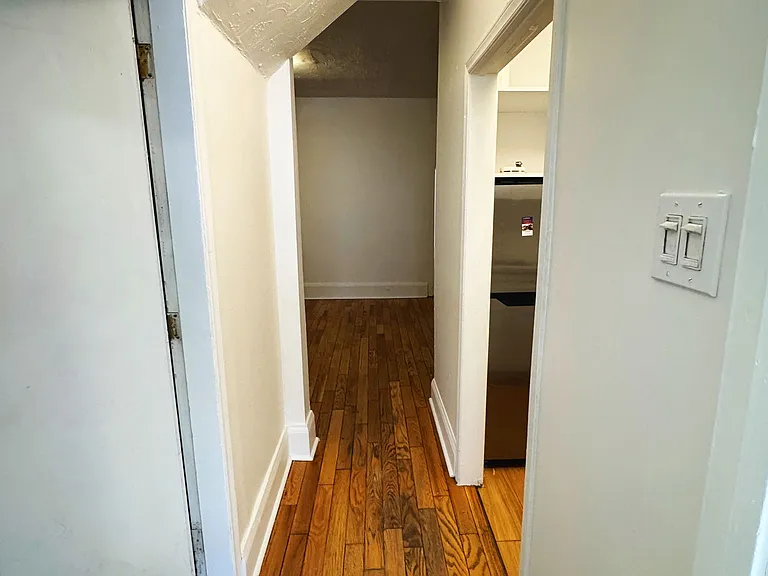 383 Lansdowne Ave #MAIN FLOOR — Photo 7