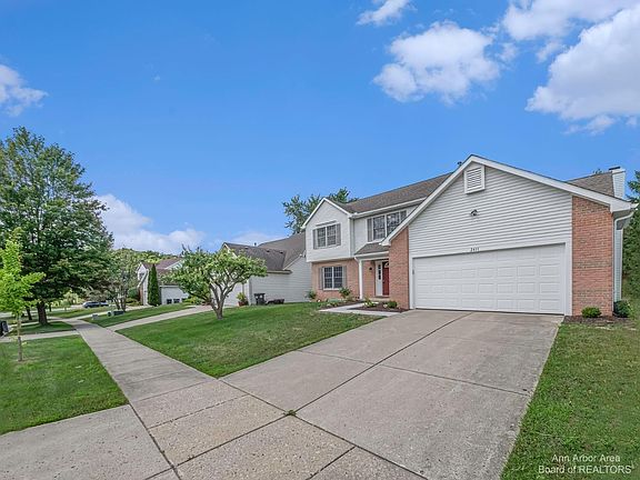 3rd image of 2411 Tamarack Ct