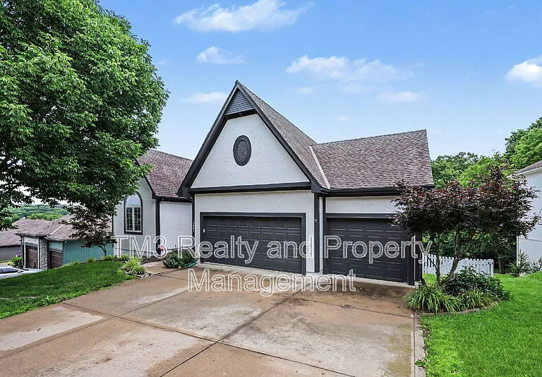 5605 NE Coral Dr — Photo 3