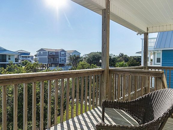5th image of 112 W Pelican Dr