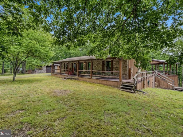 781 Moss Ln, Great Cacapon, WV 25422