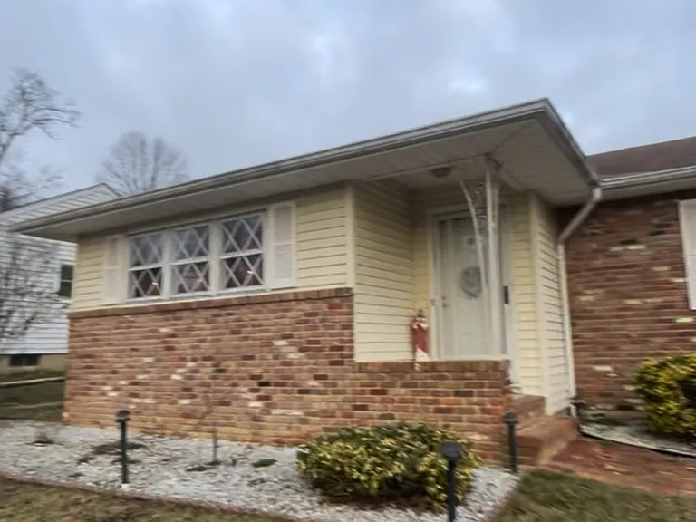 887 Royal Ln — Photo 1