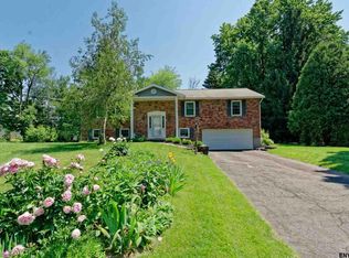 1282 Pembroke Ct, Niskayuna, NY 12309
