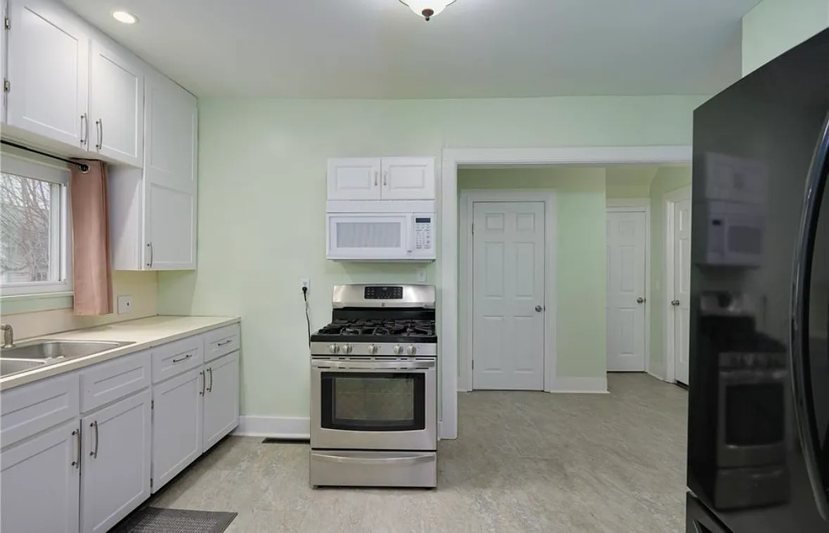 3 bed, $1,800 — Photo 3