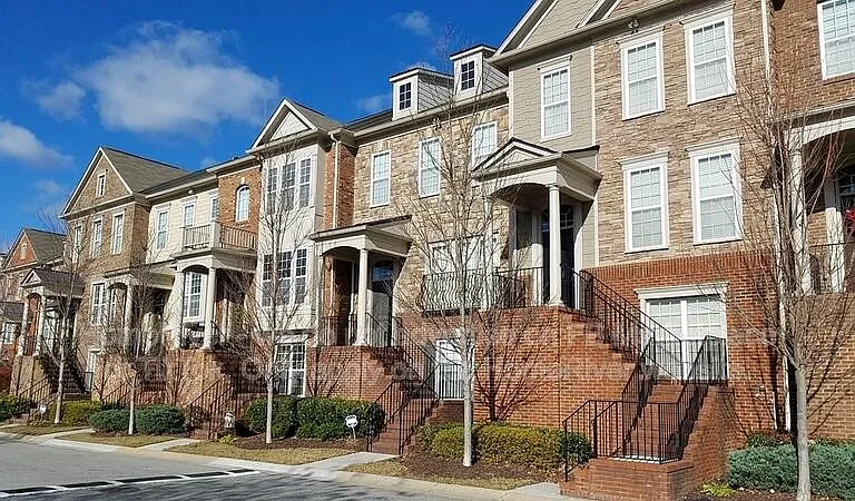 2329 Limehurst Dr NE — Photo 3