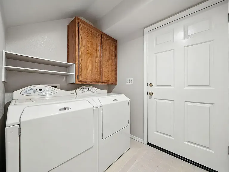 843 Montcrest Dr — Photo 14