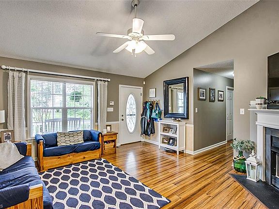 5th image of 854 Charter Oaks Dr