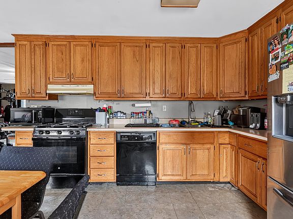 3rd image of 40 West Ct